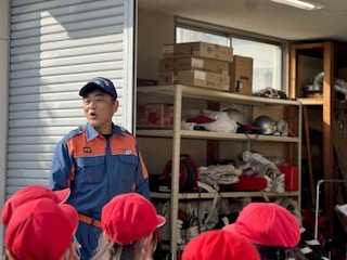 消防団員と児童の写真