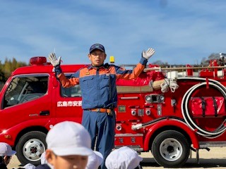 消防団員が車両の説明をしている写真