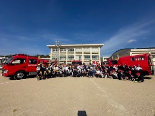 こどもたちと消防団員の集合写真