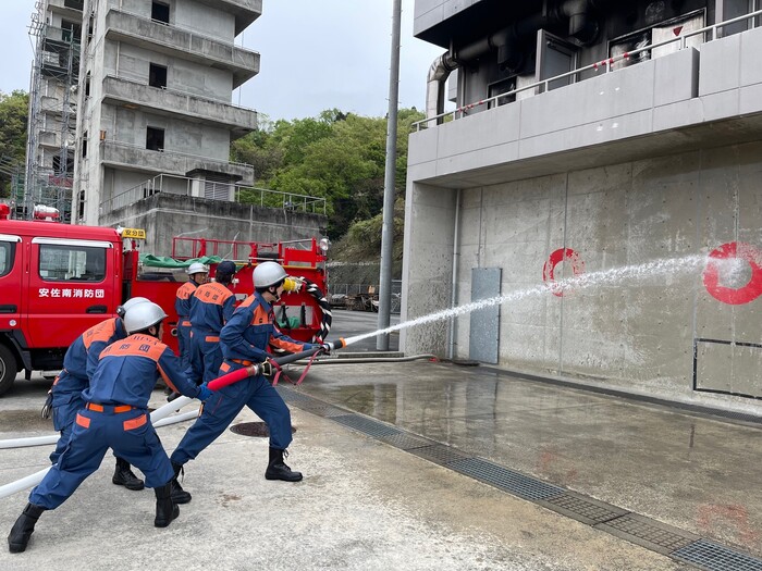 消防団員の放水訓練