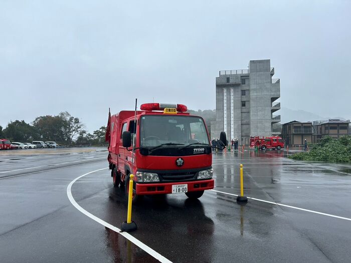 写真：訓練場で消防団車両の走行訓練をしています