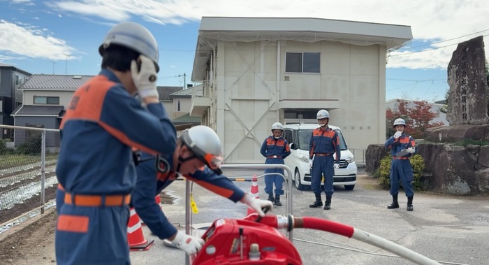 写真：分団車庫で訓練している様子