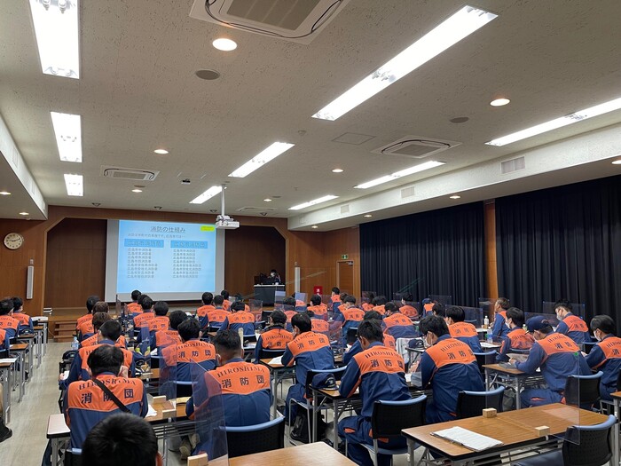 消防団員が研修を受けている写真