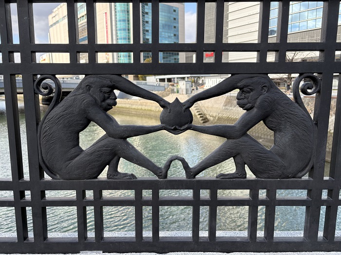 復元した猿猴橋の高欄