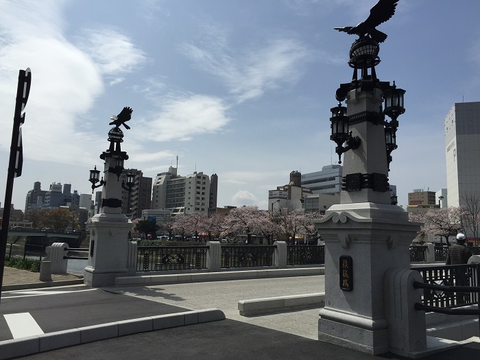 復元した猿猴橋の親柱の写真