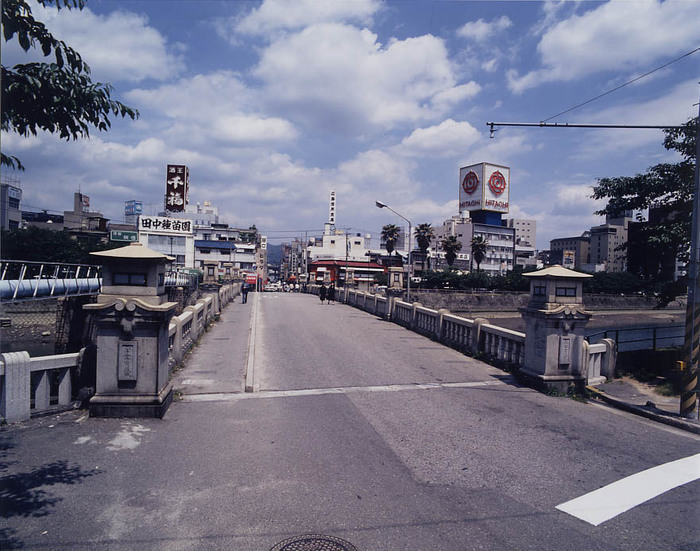 装飾品を撤去された猿猴橋