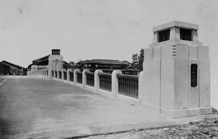 架橋された京橋の親柱