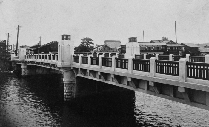 架橋された京橋の全景