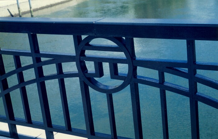 架け替えられた元安橋の高欄の写真