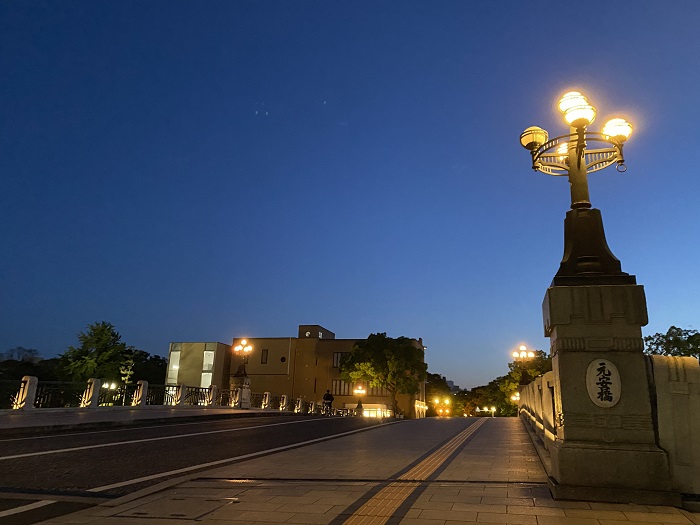 ライトアップされた元安橋の写真