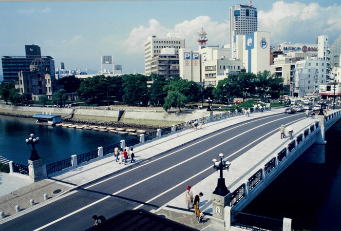 架け替えられた元安橋の全景
