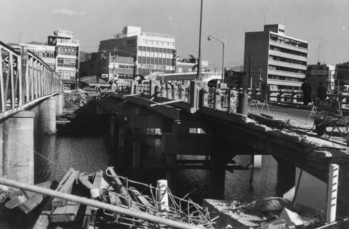 歩道設置中の栄橋の写真