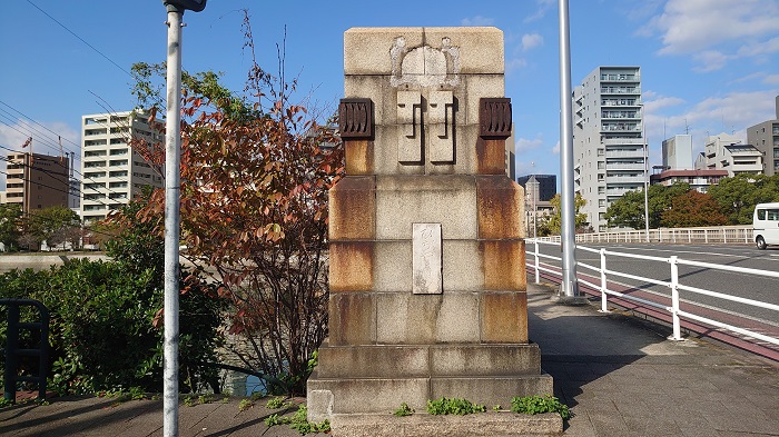比治山橋の親柱の写真