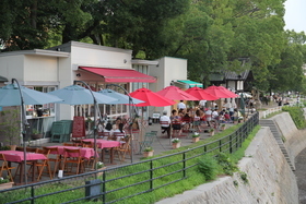 写真:水辺のオープンカフェ