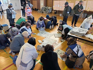 写真：防災スリッパ作り