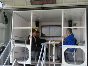 写真：起震車による地震体験