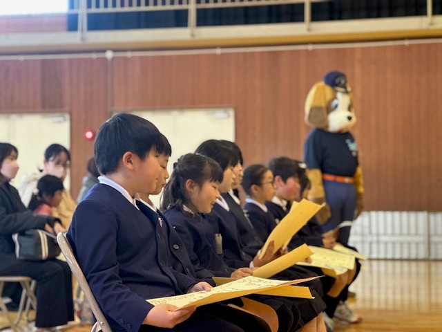 席に座ったこどもたちの写真