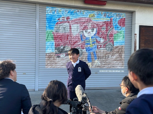 最優秀賞作品を描いた児童の写真