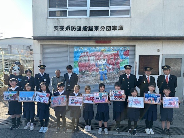 消防団車庫の前に人が並んだ写真