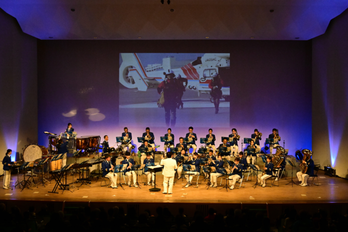 第2部5曲目は、消防車両の広報で、Departureを演奏しました。