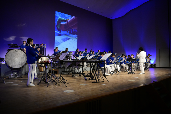 第2部4曲目は、消防車両の広報で、HOT LIMITを演奏しました。