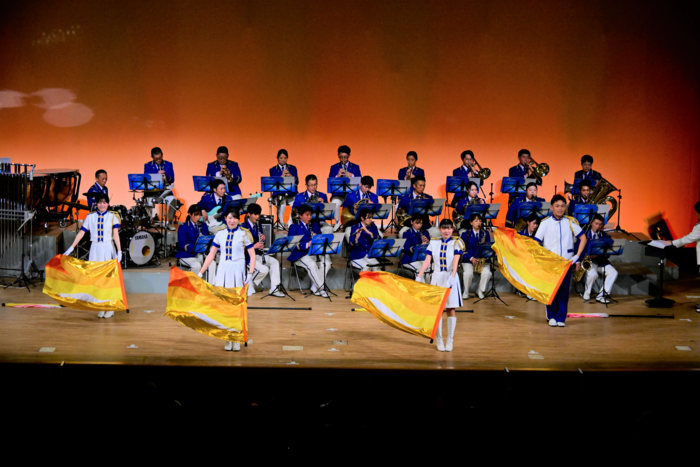 第2部の最初は、カラーガード演技による ZARDコレクションです。