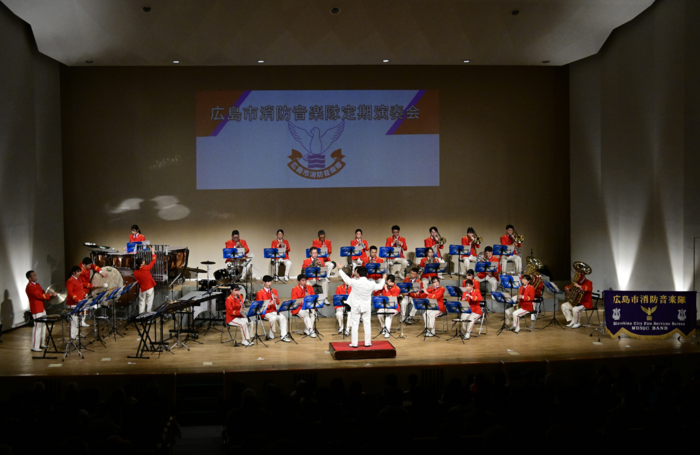 第1部最初の曲は、ブロックMです。