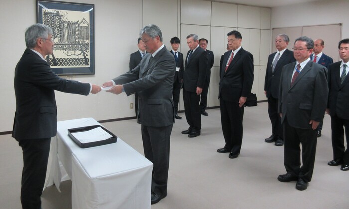 写真:依頼書交付の様子