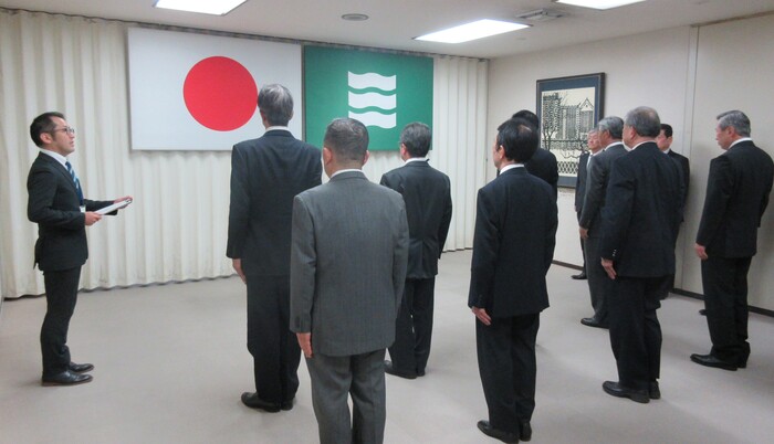 写真:依頼書交付式