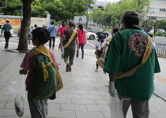 令和7年度ごみゼロ・クリーンキャンペーン清掃中の様子