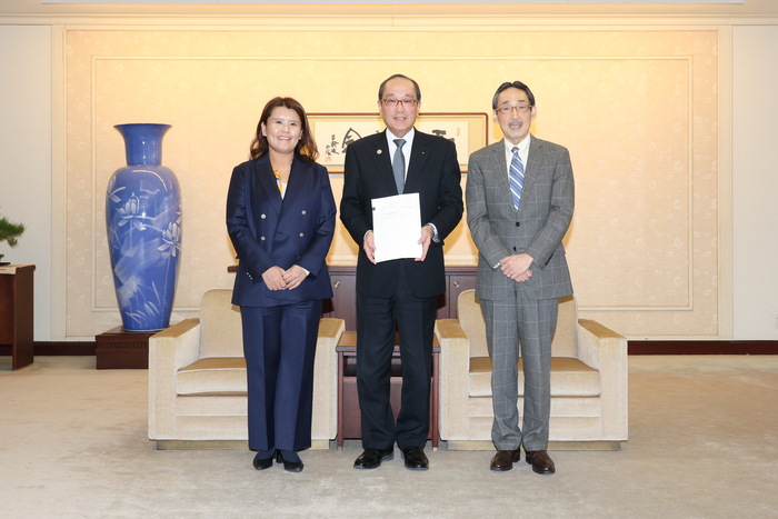 市長、会長及び副会長の集合写真