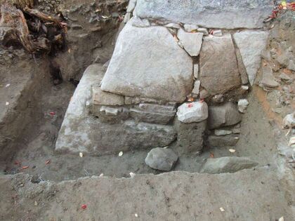 ちらし写真（天守台南東部石垣基礎部）