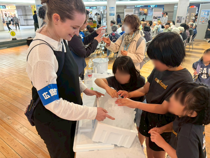 南極の氷に触れてみよう