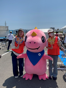 広島経済大学の学生と写真を撮るあみゴン