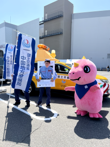 国土交通省のパトロールカーの前で記念撮影をするあみゴン