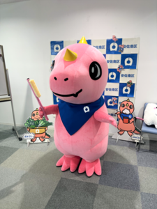 フォトスポットで歯ブラシを持って写真を撮るあみゴン