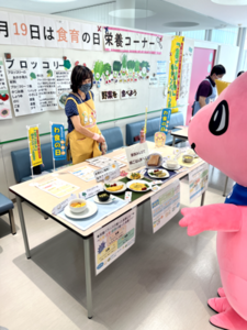 栄養コーナーでお話を聞くあみゴン