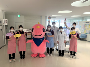 薬剤師会の方々と学生のみなさんと記念写真を撮るあみゴン