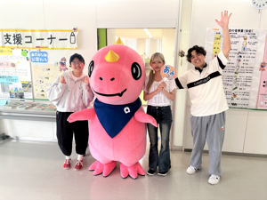 AKSの学生のみなさんと記念写真を撮るあみゴン