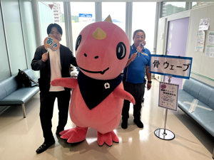 森永乳業のブースで記念写真を撮るあみゴン