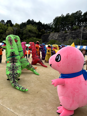 ティラノサウルスの群れを見つめるあみゴン
