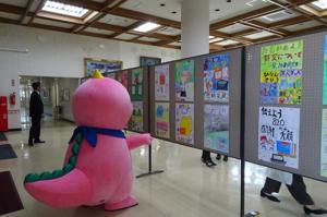 小学生の描いた絵を眺めるあみゴン