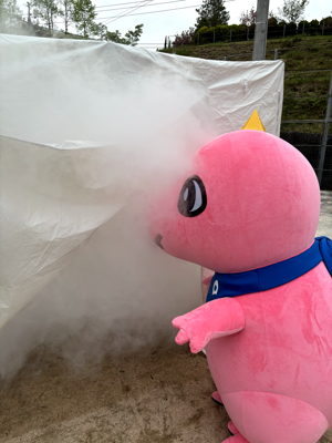 火事のけむり体験をするあみゴン