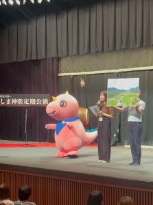 ステージに立つあみゴン