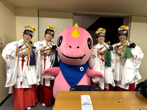 出演者と写真を撮るあみゴン