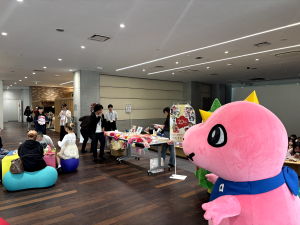 キャンペーン会場に立つあみゴン