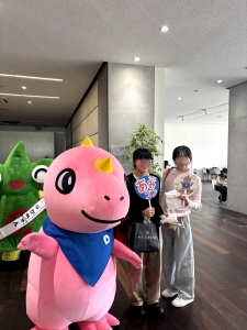 学生と写真を撮るあみゴン