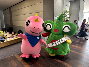 なかちゃんとツーショットを撮るあみゴン