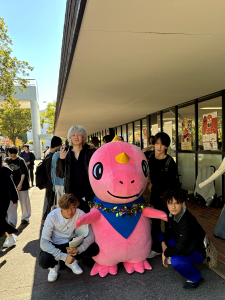 学生と写真を撮るあみゴン