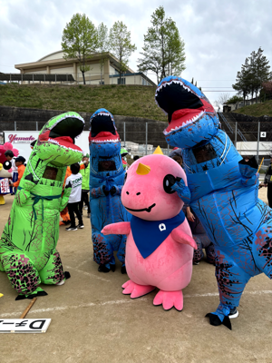 着ぐるみのティラノサウルスとの記念写真